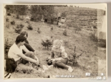 Trzy odpoczywające dziewczyny, w tle znajdują się drzewa owocowe, z których jedna postać zbiera plony