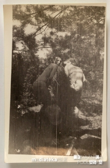 Dwóch chłopców ukrywających się za krzakiem przed fotografem