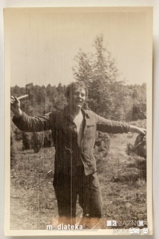 Chłopak z siekierą, w tle las