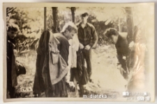 Młodzi mężczyźni zdejmujący ubrania robocze