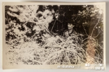 Mężczyzna odpoczywający w cieniu zarośli