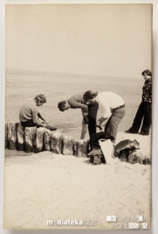 Grupa uczniów na plaży w Ustce, 1979 r.