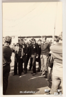 Grupa młodzieży z transparentami, Słupsk, 1979 r.