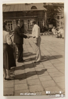 Wręczenie nagrody i złożenie gratulacji mężczyźnie na placu szkoły, Białystok, Technikum Kolejowe w Starosielcach, 1982 r.