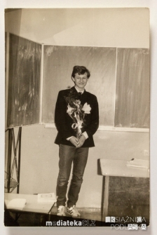 Uroczystość z okazji zakończenia roku szkolnego 1978/1979 - chłopak pozujący z kwiatami pod tablicą, Białystok, Technikum Kolejowe w Starosielcach