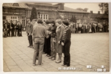 Zbiórka uczniów w trakcie Dnia Sportu, Technikum Kolejowe w Starosielcach, 1980