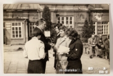 Uroczystości szkolne - wręczanie nagród, Białystok, Technikum Kolejowe w Starosielcach, czerwiec 1980 r.
