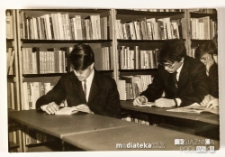 Uczniowie w czytelni, Białystok, Technikum Kolejowe w Starosielcach, 1986 r.