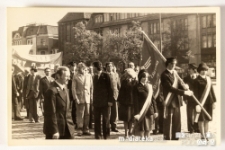 Poczet sztandarowy na ulicy z okazji uroczystości państwowych, Białystok, Technikum Kolejowe w Starosielcach