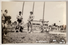 Młodzi mężczyźni rozmawiający na kąpielisku