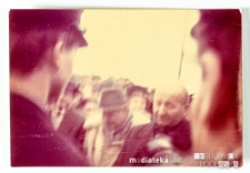 Zgromadzenie ludzi na ulicy, Białystok, Technikum Kolejowe w Starosielcach