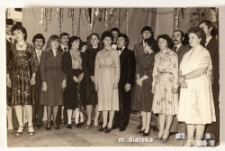 Pary pozujące do wspólnego zdjęcia na balu, Białystok, Technikum Kolejowe w Starosielcach