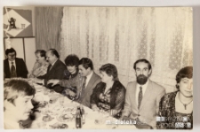 Pary na balu siedzące przy stole, Białystok, Technikum Kolejowe w Starosielcach