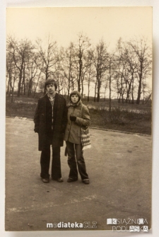 Para młodych ludzi pozująca na tle drzew