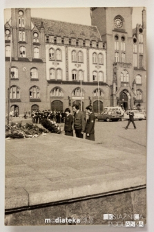 Złożenie kwiatów pod pomnikiem, Słupsk, 16 maja 1979 r.