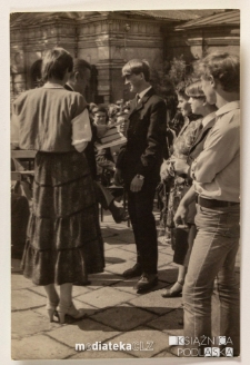 Uroczystość z okazji zakończenia roku szkolnego 1982/1983 - wręczenie świadectw i kwiatów, Białystok, Technikum Kolejowe w Starosielcach