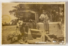 Młodzi chłopcy pozujący na maszynie rolniczej, PGR Kociołek, 1973 r.