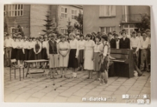 Uroczystość z okazji zakończenia roku szkolnego 1982/1983 - występ szkolnego zespołu, Białystok, Technikum Kolejowe w Starosielcach