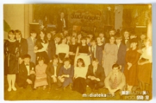 Zdjęcie grupowe uczestników studniówki, Białystok, Technikum Kolejowe w Starosielcach