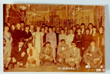 Zdjęcie grupowe uczestników balu, Białystok, Technikum Kolejowe w Starosielcach