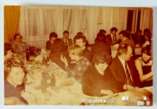 Uczestnicy balu siedzący przy stole, Białystok, Technikum Kolejowe w Starosielcach