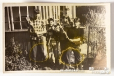 Grupa chłopców pozująca z siekierami przed domem mieszkalnym, czerwiec 1981 r.