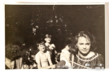 Grupa ludzi w cieniu drzew