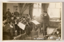 Orkiestra grająca koncert podczas uroczystości, Białystok, Technikum Kolejowe w Starosielcach