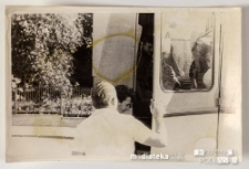 Mężczyzna wchodzący do ciemnego pomieszczenia