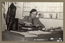 Mężczyzna siedzący przy stole z neseserem, Białystok, Technikum Kolejowe w Starosielcach, 1986 r.