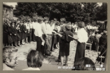 Uroczyste wręczenie świadectw i kwiatów z okazji zakończenia roku szkolnego 1978/1979, Białystok, Technikum Kolejowe w Starosielcach