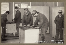 Mężczyźni pracujący w warsztacie, Białystok, Starosielce, 1986 r.