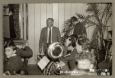 Wystąpienie orkiestry podczas uroczystości z okazji Dnia Kolejarza, Białystok, Technikum Kolejowe w Starosielcach, 12 września 1986 r.