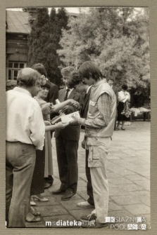 Uroczyste pożegnanie absolwentów, wręczenie świadectw i kwiatów, Białystok, Technikum Kolejowe w Starosielcach, 1986 r.