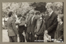 Uroczyste pożegnanie absolwentów, wręczenie świadectw i kwiatów, Białystok, Technikum Kolejowe w Starosielcach, 1986 r.