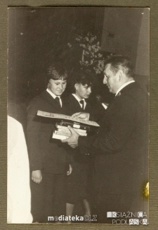 Uroczyste pożegnanie klas trzecich, wręczenie świadectw, Białystok, Technikum Kolejowe w Starosielcach, 1983 r.