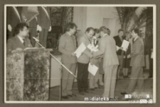 Wręczenie świadectw i pucharów podczas uroczystego apelu, Białystok, Technikum Kolejowe w Starosielcach