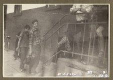 Mężczyźni stający przed schodami