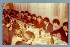 Pary siedzące przy stole podczas balu, Białystok, Starosielce