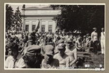 Uroczyste spotkanie przed szkołą