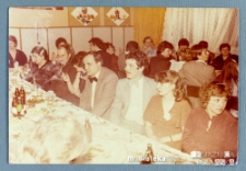 Pary siedzące przy stole podczas balu, Białystok, Starosielce