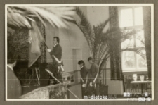 Wejście sztandaru podczas uroczystości, Białystok, Technikum Kolejowe w Starosielcach