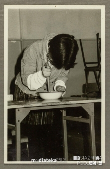 Dziewczyna mieszająca w misce, Białystok, Starosielce