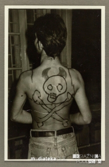 Chłopak z czaszką wymalowaną na plecach, Białystok, Starosielce