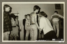 Chłopak z czaszką wymalowaną na plecach w towarzystwie chłopców w przebraniach, Białystok, Starosielce