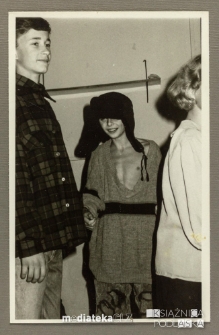 Chłopak w czapce w towarzystwie chłopców w przebraniach, Białystok, Starosielce