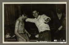 Chłopak z pomalowanym torsem w towarzystwie innych uczniów, Białystok, Starosielce