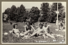 Chłopcy opalający się na kocu i pozujący do zdjęcia