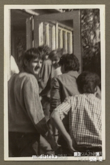 Chłopcy wchodzący do budynku