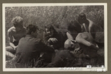 Chłopcy odpoczywający na łące